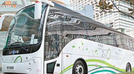 中電電動旅巴造價高達三百萬元，但燃料開支約為柴油旅巴的四分之一。（袁志豪攝）