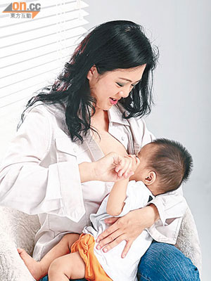 餵母乳對寶寶及母親都有好處。