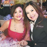 恒地營業部副總經理鄧鳳賢（右）同花店老闆娘Sue Lynn Hwa（左）大談扮靚經，興奮到笑唔停。