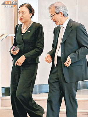林煥光（右）同趙麗娟（左）邊行邊傾，步向歷山大廈一咖啡店。（陳嘉順攝）