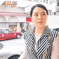 黃女士（家庭主婦）：「之前聽過內地有唔少ＢＢ車意外，有啲無啦啦摺起，夾親小朋友。我唔會上網買，因要親身睇過、試過先放心畀小朋友用。」