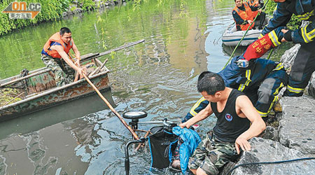 杭州一名父親為嬰兒車上的兒子拍照時，嬰兒車突然滑入河中，造成兩死慘劇。