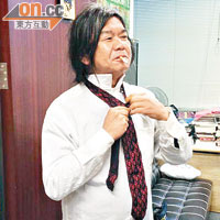 梁國雄二月初被踢爆在辦公室疑似吸煙，事後他解釋該香煙未有燃點。