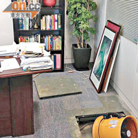 范國威辦公室1018室<br>受災情況：地板被浸濕、名畫險遭殃