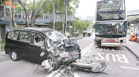 私家車與巴士相撞，車頭嚴重損毀。（何力棋攝）