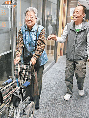 王雅琴（左）獲女婿馬振寶（右）照顧，康復進度理想。
