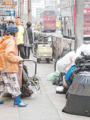 行人路遭拾荒人士佔用堆放雜物，被指有礙環境衞生。