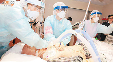 養和醫院禽流感演習，醫護人員穿全套防護裝備。