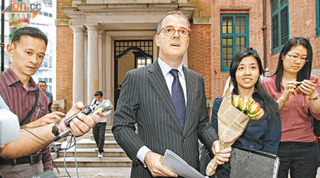 Ｗ小姐爭取結婚權終極勝訴，前日由代表律師韋智達（右三）到庭領取判決書。