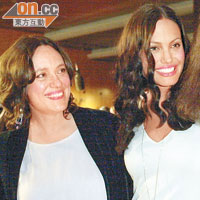 安祖蓮娜的母親伯特蘭（左）因卵巢癌而死，令她大受打擊。