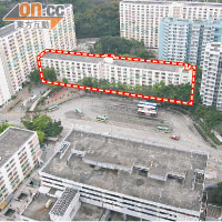 圍繞十二座（紅框示）的樓宇眾多，居民將需承受對清拆造成的滋擾。