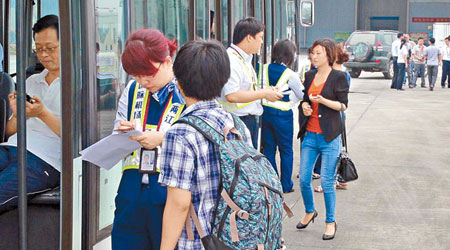 桂林機場工作人員為航班旅客做登記。（中新社圖片）