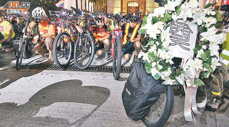 有單車掛上花圈，悼念單車意外死者。（何天成攝）