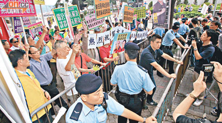 人力及愛港之聲對壘，警方架起鐵馬分隔以防萬一。（陸智豪攝）