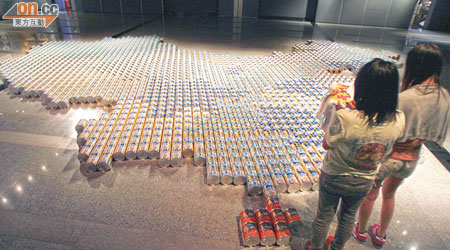 艾未未以一千八百罐奶粉砌成中國地圖。（伍鎮業攝）