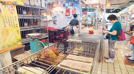 內地暫停增城一個雞場活雞供港，對香港雞檔活雞供應沒影響。（蕭毅攝）