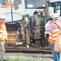 頭卡車尾的轉向架連車輪被撞甩，插於兩車卡之間。