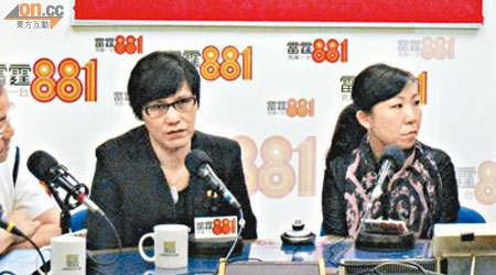 黎美霞（右一）與張超雄（左一）於電台對質，家長霍太（左二）亦講述女兒受掌摑。