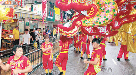 大型譚公誕慶典有大鑼大鼓醒師舞龍、飄色等表演，吸引大批市民圍觀。