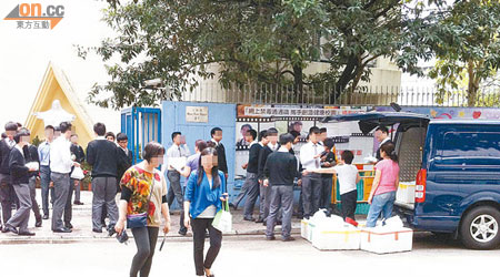 大批學生包圍快餐車爭相購買飯盒。