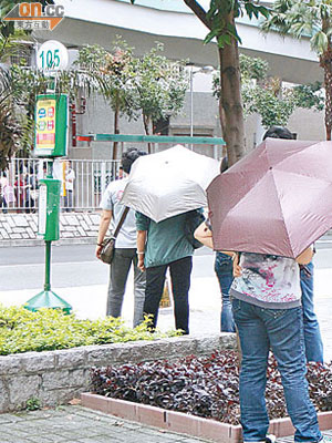 小巴站無上蓋，候車乘客飽受日曬雨淋之苦。