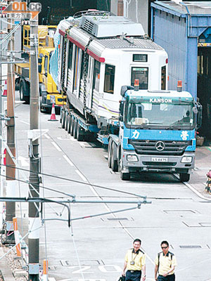 被追撞出軌的1112車卡運回車廠檢驗及維修。（林明強攝）