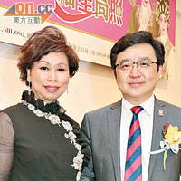 粵劇大老倌登台，保良局主席鄭錦鐘（右）同太太（左）大讚演出有水準。