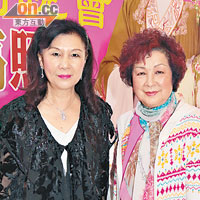 前保良局總理方劉小梅（左）與息影多時嘅藝人南紅（右）情如姊妹，孖住齊睇戲。