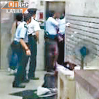 警員與升降機內的持刀女子對峙。（讀者提供）