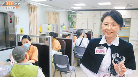 陳麗紅設立中央電話查詢中心方便病人，令她獲傑出員工獎。（羅錦鴻攝）