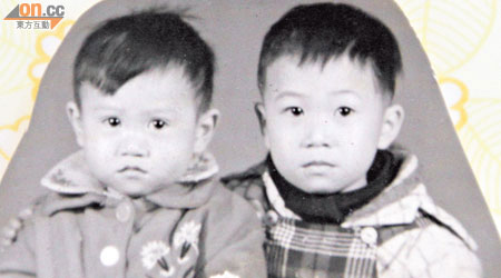建年（左）四歲時與哥哥合照。