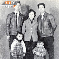 昔日一家人合照，後右至左：孫伯、元配、孫伯胞兄。前右至左：建年、衞年。