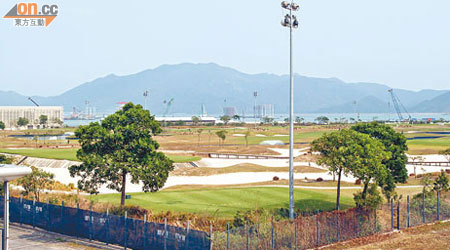 機場北部分地皮一直用作臨時高爾夫球場。