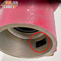被偷去配件的消防栓（圓圈示）將無法扣緊消防喉。右圖：維修後的消防栓。