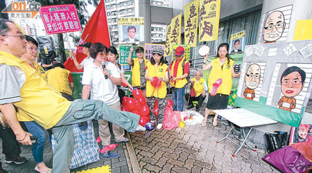 建制派支持者在法院外設置攤位遊戲，讓參加者向兩人的紙板公仔射拖鞋。