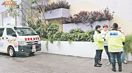 學車青年（左二）在現場接受警員調查。（趙瑞麟攝）