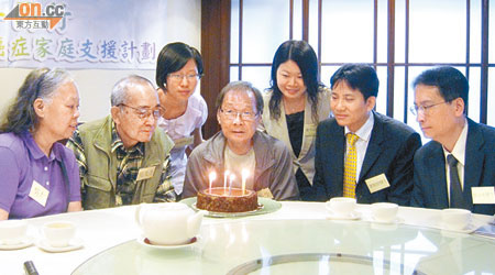 陳伯（前排中）與病友切蛋糕慶祝抗癌順利。前右二是廖敬賢，後排右一是鄺萃玲。（張美蘭攝）