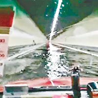 紅隧<br>紅隧被雨水湧入變成「水道」，駛經車輛要緩緩而行，十分驚險。（互聯網圖片）