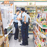 警員在便利店內調查男子企圖自殺案。