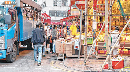 灣仔道有店舖於門外設置地台，佔用整段行人路經營。