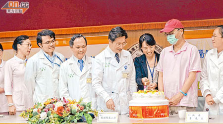 台灣首名感染H7N9病人（右二）昨日康復出院。