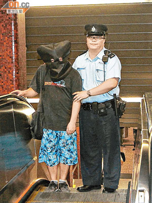 警員將涉嫌非禮女大學生的色狼帶走調查。(李子強攝)