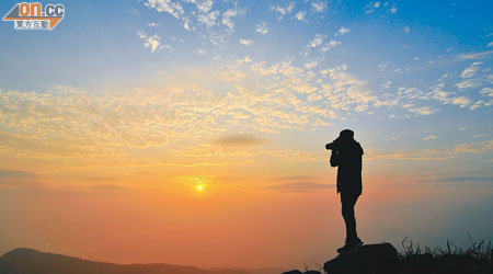 隊員不懼艱辛，登上懸崖峭壁拍攝日出景象。