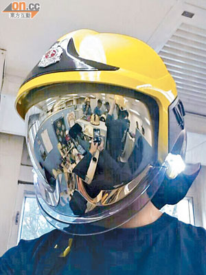 消防處擬更換的新一代防火頭盔，外形像太空人裝備，前面有一塊大型反光保護罩。