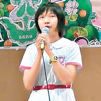 曉彤曾參加校內歌唱比賽並唱日文歌，表現淡定。（互聯網圖片）