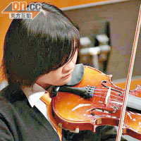 曉彤熱愛音樂，拉得一手好小提琴。