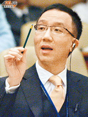 梁卓偉擔任食衞局副局長期間，面對議員「連珠炮發」亦表現淡定。