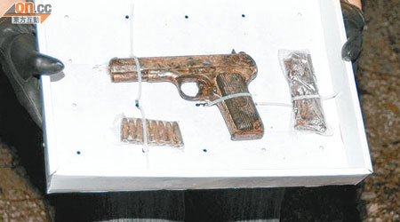 在石灘發現的黑星手槍、彈匣及子彈。（左蘭慶攝）