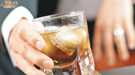 經常飲酒會引致「火燒心」胃酸倒流情況，增患咽喉癌機會。（資料圖片）