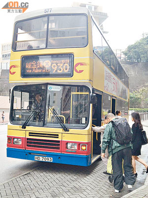 有乘客不滿城巴930線車廂冷氣過大，要求改善。